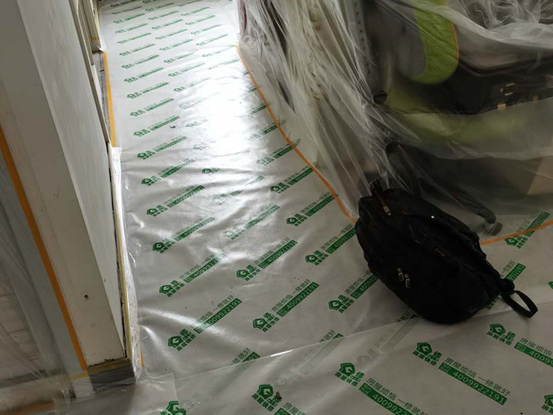 家具成品保護(hù)：各類裝修物料的進(jìn)場、建筑裝修的清理都必須經(jīng)過入戶門。在對物品進(jìn)行搬運(yùn)時(shí)，難免會(huì)與入戶門發(fā)生磕碰及摩擦。因此，在進(jìn)行成品保護(hù)時(shí)，我們首先要做好入戶門的保護(hù)。 　　建議，在裝修開工前知道家具家電進(jìn)場，都應(yīng)當(dāng)使用成品保護(hù)膜將入戶門進(jìn)行包裹。 進(jìn)行裝修施工時(shí)，磁環(huán)邊鋪邊勾縫，在崗鋪設(shè)的瓷磚、地板上堆放雜物、走動(dòng)踩踏，地板沒有使用成品保護(hù)膜覆蓋等都會(huì)影響瓷磚及地板的鋪貼效果，使瓷磚出現(xiàn)施工質(zhì)量問題。