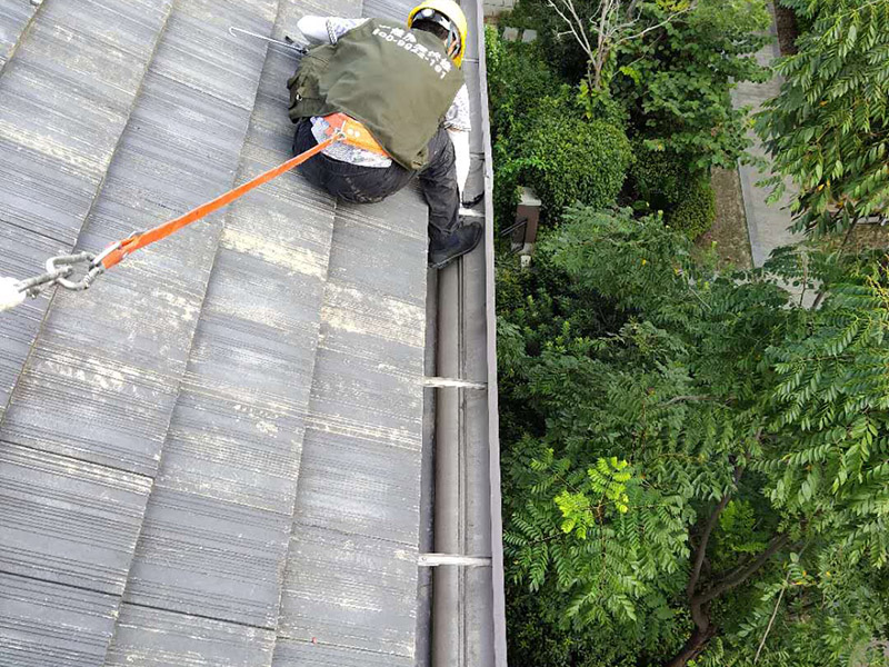 雨水溝局部防水：屋頂防水層無論采用哪種形式和du材料，均構(gòu)成整個(gè)屋頂?shù)姆浪潘到y(tǒng)，一切所需要的管道、煙道、排水孔、預(yù)埋鐵件及支柱等出屋頂?shù)脑O(shè)施。 均應(yīng)在做屋頂防水層時(shí)妥善處理好其節(jié)點(diǎn)構(gòu)造，特別要注意與土壤的連接部分和排水溝水流終止的部分。整體剛性防水層往往因這些細(xì)小的構(gòu)造節(jié)點(diǎn)處理不當(dāng)，而造成整個(gè)屋頂防水的失敗。 第一層做柔性防水，第二層做砂漿防水，作為bai一層保護(hù)層。 屋頂防水不能使用單一的防水材料，必須剛?cè)峤Y(jié)合施工，柔性防水拉伸度好，稍微有點(diǎn)沉降或者變形都不會(huì)破壞防水層。