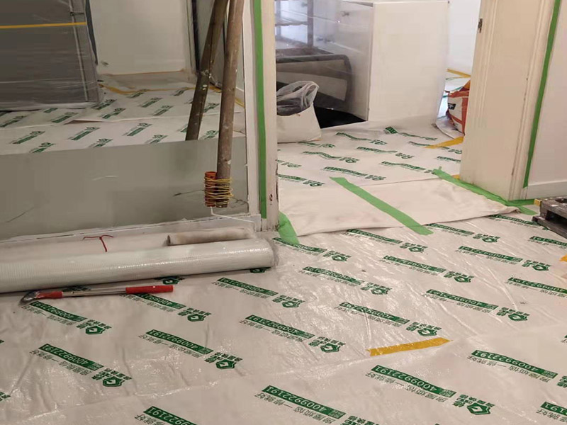 全屋地面保護(hù)案例:瓷磚、地板的鋪貼保護(hù) 瓷磚、地板的鋪裝，也屬于基礎(chǔ)裝修部分，經(jīng)常發(fā)現(xiàn)瓷磚施工時和施工后都沒有做成品保護(hù)工作，具體的表現(xiàn)有：瓷磚邊鋪邊勾縫、在剛鋪的瓷磚、地板上堆放雜物、剛鋪的瓷磚就在上面走動踩踏、地面瓷磚、地板沒有使用成品保護(hù)膜覆蓋等，這些都會影響瓷磚的鋪貼效果，造成瓷磚的施工質(zhì)量問題。建議： 1、墻地面瓷磚，在鋪貼未干固的情況下，不要急于勾縫，以免人為的造成瓷磚松動、高低不平，影響施工效果。 2、地面瓷磚干固前，不要在上面走動、堆放雜物，以免造成瓷磚松動、高低不平。 3、地面瓷磚鋪貼完后，使用成品保護(hù)膠覆蓋磚面，既可以防止裝修時的沙子磨傷地面，同時也能有效的防止油漆涂料等有色液體滴落磚面，造成地面污染。