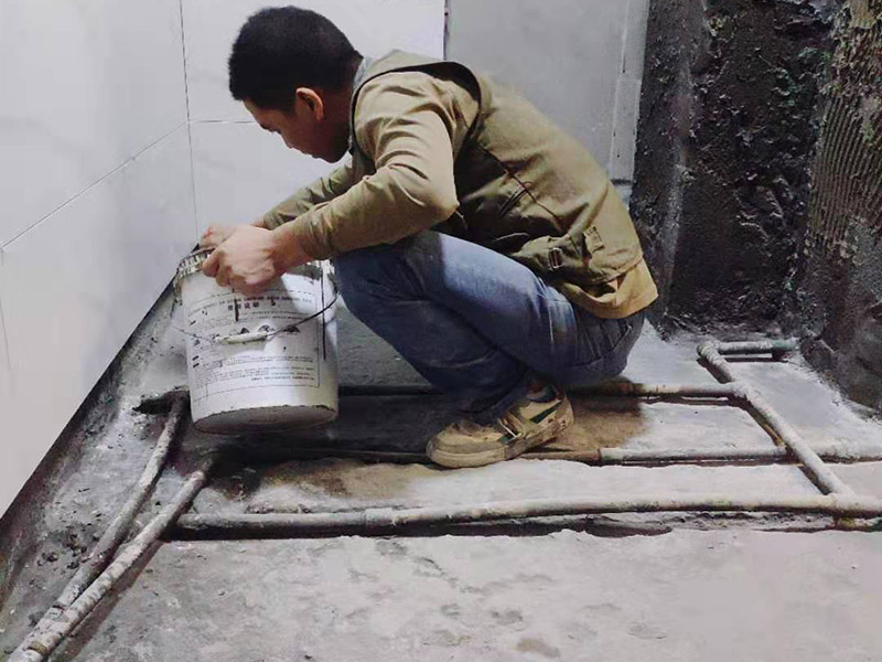 衛(wèi)生間防水方案：清理墻面和地面 在涂刷防水涂層之前，先要清理墻面和地面，同時(shí)要用連接的氣泵皮管吹盡陰角處的浮沉。刷防水涂料時(shí)先刷墻角部位，交接處應(yīng)有200mm，不得有漏刷情況。 墻角涂刷完成后涂刷墻體：第一遍涂刷墻面時(shí)，應(yīng)上下縱向涂刷，第二遍涂刷墻體，應(yīng)左右橫向涂刷。注意、第二遍防水涂料間需要有一定時(shí)間間隔，待遍涂料干透后才能進(jìn)行第二遍，具體時(shí)間視涂料而定。間隔時(shí)間太短，防水的效果會(huì)大打折扣。