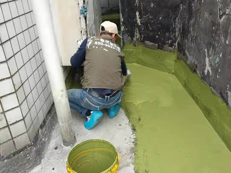 衛(wèi)生間防水方案：清理墻面和地面 在涂刷防水涂層之前，先要清理墻面和地面，同時(shí)要用連接的氣泵皮管吹盡陰角處的浮沉。刷防水涂料時(shí)先刷墻角部位，交接處應(yīng)有200mm，不得有漏刷情況。 墻角涂刷完成后涂刷墻體：第一遍涂刷墻面時(shí)，應(yīng)上下縱向涂刷，第二遍涂刷墻體，應(yīng)左右橫向涂刷。注意、第二遍防水涂料間需要有一定時(shí)間間隔，待遍涂料干透后才能進(jìn)行第二遍，具體時(shí)間視涂料而定。間隔時(shí)間太短，防水的效果會(huì)大打折扣。