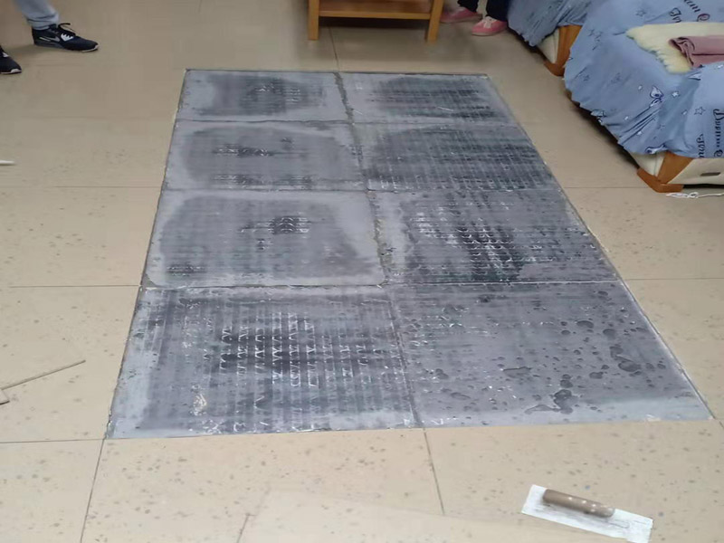 客廳地磚空鼓維修：1、地磚的邊角局部空鼓，可清除地磚空鼓處周邊縫的填嵌物后，灌入水泥膠漿，輕敲地磚空鼓處，讓水泥漿滲入，可修復(fù)空鼓。2、如單塊地磚空鼓，可清除該地磚周邊的填嵌物后，用吸盤把地磚取出，割除粘貼層，重新粘貼。3、如地磚大面積空鼓，只能全部重新鋪貼了。