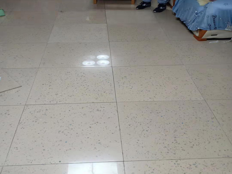 客廳地磚空鼓維修：1、地磚的邊角局部空鼓，可清除地磚空鼓處周邊縫的填嵌物后，灌入水泥膠漿，輕敲地磚空鼓處，讓水泥漿滲入，可修復(fù)空鼓。2、如單塊地磚空鼓，可清除該地磚周邊的填嵌物后，用吸盤把地磚取出，割除粘貼層，重新粘貼。3、如地磚大面積空鼓，只能全部重新鋪貼了。