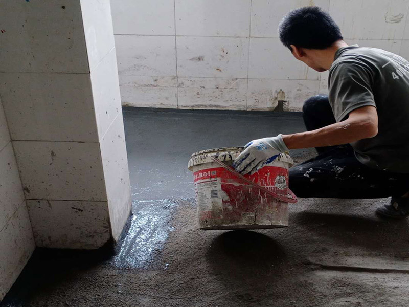 衛(wèi)生間地面防水：1.利用水泥砂漿水泥砂漿或豆石混凝土鋪平坡度。訣竅是：地漏附近坡度大，門口附近坡度小。 2.利用管根密封膏封嚴(yán)管線，管線要穿透樓板根部。刷防水涂料時可以貼1-2層玻璃絲布加強防水性。 3.墻壁表面打磨成干凈平光沒有顆粒灰塵，墻壁與地面的交接區(qū)域注意原角和坡角的設(shè)置。 4.聚氨酯防水涂膜由管根和墻角處開始進行涂抹，在常溫下經(jīng)過4小時放干后，再大面積涂抹和刮刷。注意涂料總厚度大于1. 5毫米，不能有漏刮和鼓泡的不良現(xiàn)象。24小時后立面涂刷下一層，之后再以垂直的方向進行二次涂刷。最后涂膜半固化，拋甩粗砂粒方便與水泥砂漿融合。 5.防水層的設(shè)置與具體區(qū)域有關(guān)。防水地面的防水層應(yīng)高出地面200寬，地面防水層應(yīng)超出衛(wèi)生間門口以外300寬。而又淋浴的衛(wèi)生間墻面防水層則應(yīng)設(shè)置為高出地面1800寬。 6.展開閉水實驗的時候，先完成防水工作再利用包立管方法。之后再局部進行防水。閉水試驗也可為了避免破壞地面防水層而免做。