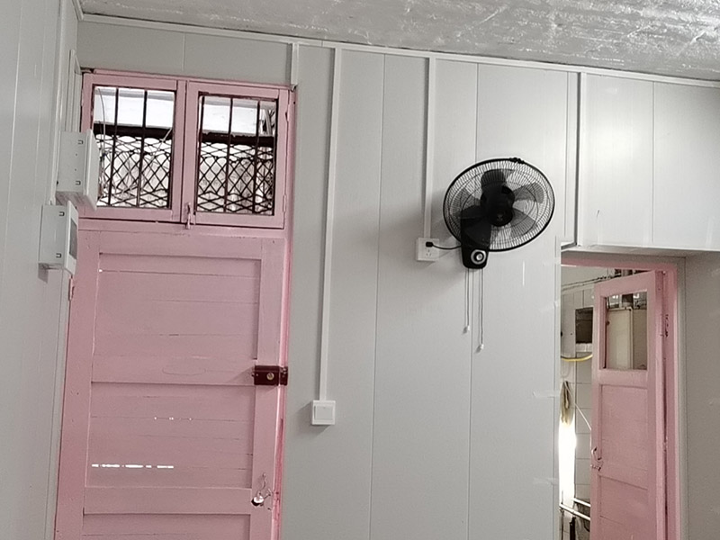 老房電路明線安裝：1、穿管敷設(shè)。將鍍鋅電線管、PVC或PPR電線管沿天棚或墻面敷設(shè)（用配套U型或C型線卡固定），電線穿入其中。這種方式最安全規(guī)范。 2、壓槽敷設(shè)。將電線槽（現(xiàn)在一般為聚氯乙烯塑料制品）用鋼釘固定在天花或墻面，再將電線壓入線槽。這種方式便于維修且比較美觀。 3、護(hù)套線敷設(shè)。將護(hù)套電線沿踢腳線上沿和門窗套外側(cè)敷設(shè)。用小型塑料線卡固定。這種方式最簡便經(jīng)濟(jì)。