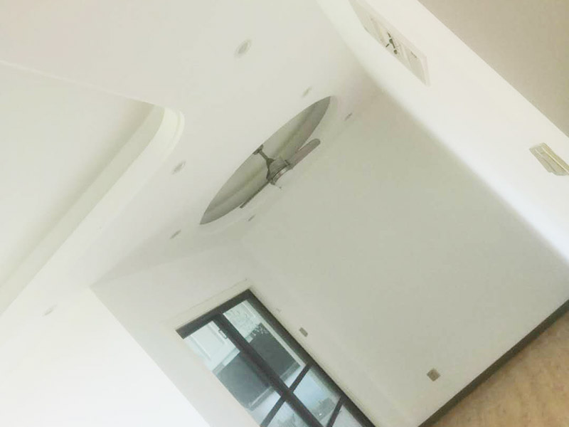 全屋墻面翻新打掃：【基層處理】做基層處理時(shí)，一定要涂刷界面劑，其次掛網(wǎng)施工是不可避免的，這樣才能有效使墻面膩?zhàn)硬粫?huì)開(kāi)裂，導(dǎo)致墻漆起皮掉粉。 【膩?zhàn)哟蚰ァ棵颗我槐槟佔(zhàn)雍螅欢ㄒ鲶@喜打磨，且必須用到強(qiáng)光一邊照射一邊進(jìn)行打磨，保證膩?zhàn)拥募?xì)膩性，使膩?zhàn)悠秸雀茫@個(gè)過(guò)程很考驗(yàn)施工師傅的水平。 【漆膜保護(hù)】施工結(jié)束后切記不要去觸碰漆膜，這樣很容易導(dǎo)致漆膜破裂，保持正常通風(fēng)，不能加速干燥。 所有施工完成后就可以進(jìn)行遮蔽保護(hù)材料的撤除了，撤除期間一定要注意搬移物品時(shí)不要觸碰到墻面，因?yàn)槭┕そY(jié)束后7天為漆膜的保養(yǎng)期，這期間一定不能觸碰漆面，保持正常通風(fēng)，不建議開(kāi)啟空調(diào)加速干燥，如果有玷污,可用濕毛巾輕輕擦洗！