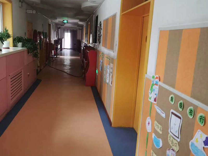 幼兒園墻面粉刷:首先，基層處理。先要將墻面起皮或松動(dòng)的部分給清理干凈，可以用水泥砂漿進(jìn)行處理。如果墻體存在細(xì)微的裂縫，那可以用牛皮紙結(jié)合白色乳膠將其填補(bǔ)好;但如果是輕體墻和保溫墻等非承重墻，那盡量選擇質(zhì)地比較好的墻布或網(wǎng)格布，同樣也使用乳膠進(jìn)行修整。 其次，批刮膩?zhàn)?。通常都建議選用顆粒細(xì)度較高，而且質(zhì)地較硬的膩?zhàn)舆M(jìn)行操作。當(dāng)然，也可以在膩?zhàn)永锾砑舆m量的乳膠，其目的是為了提高膩?zhàn)拥挠捕?。不過膩?zhàn)右椴趴?，而且?yīng)厚一些，但在批第2和第3遍的時(shí)候需要薄一些，這樣才會(huì)使墻面看起來既平整又光滑。 然后，刷底漆。對(duì)于墻面的每個(gè)地方都應(yīng)均勻的刷到底漆，這樣涂一遍就可，否則就要多涂好幾次了。但是如果墻面的吃漆量較大，那可以在底漆中適當(dāng)加些清水，不過也要保證涂刷均勻，不然會(huì)影響效果。待底漆完全干透之后，才可進(jìn)行下一個(gè)步驟。 最后，面漆的涂刷。至于面漆就不要加水了，以免影響漆膜的厚度和手感。而滾筒的選擇也要好且細(xì)，這樣刷出來的漆膜才會(huì)細(xì)膩，摸起來也才會(huì)舒適。但在刷面漆的時(shí)候要注意墻壁的邊邊角角。一般來說，面漆只要涂刷兩遍就可，不過每一遍之間應(yīng)相隔一段時(shí)間，待完全干透之后才算真正的完成。