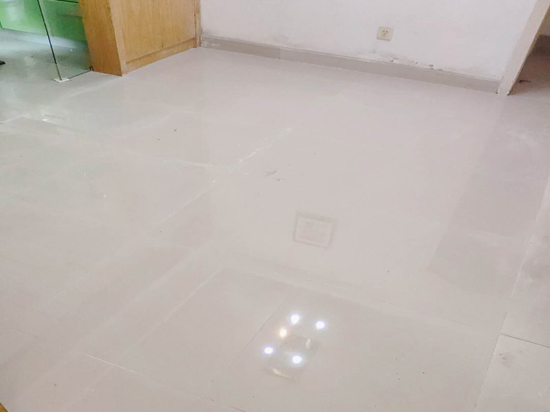 地面貼瓷磚方案：干鋪法是將沙子和水泥按照3：1的比例混合后兌少量的水，使水泥和沙子混合到可以用手攥成團(tuán)的黏稠度。將混合好的沙子水泥鋪在地面上，用一個平板把表面摸平。在瓷磚背面抹上黏稠度非常高的水泥，把瓷磚放到地面上，用橡皮錘敲實(shí)就完成了,主要用于地面瓷磚的鋪裝。 濕鋪法，是將沙子和水泥按照2：1的比例混合后兌水和好，水的量要多一些，使沙子和水泥的黏稠度高一些。然后涂抹到用水浸泡好的瓷磚背面貼到墻面上。濕鋪發(fā)主要應(yīng)用與墻面。