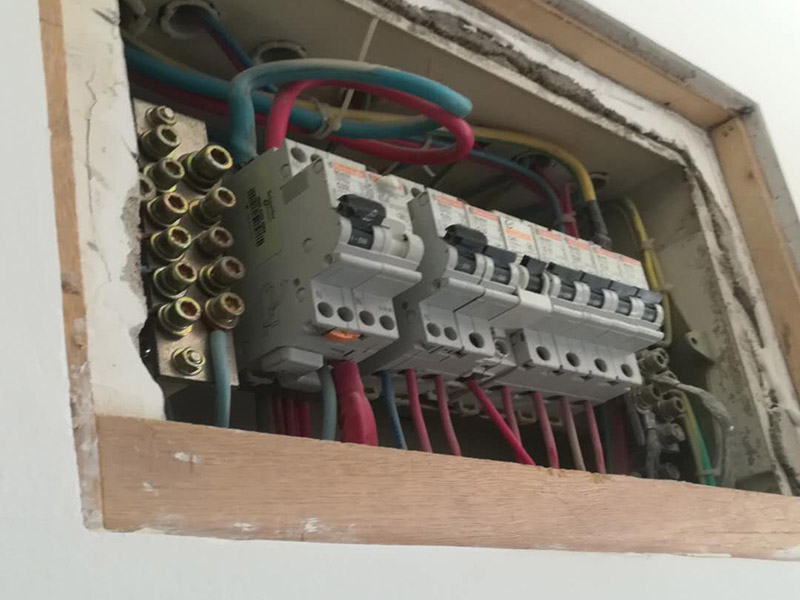 自己家沒(méi)電但別人家有電，家里沒(méi)電了但是沒(méi)跳閘，該怎么辦