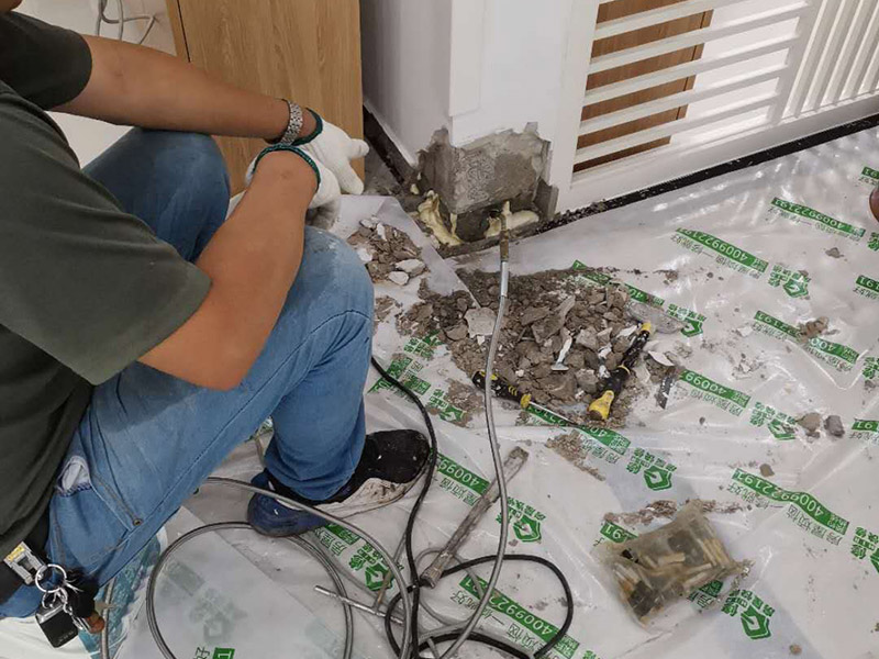 墻內(nèi)防水施工：先用鏟刀和笤帚及工具將基層表面的突起物、砂漿和疙瘩等鏟除并將塵土雜物清掃干凈，對(duì)陰陽角、管根、地漏等部位應(yīng)認(rèn)真清理，以保證后期良好的防水效果。防水層涂刷三遍，涂刷均勻，無透底露底。 第一遍：用堵漏材料對(duì)墻體陰角處，下水管道周圍進(jìn)行填壓式填充。 第二遍：橫向涂刷防水一遍，無露底，無起泡，符合涂刷尺寸要求，水電開槽槽體全部涂刷防水材料。 第三遍：干燥后垂直方向再涂刷一遍。 防水施工完成后24小時(shí)進(jìn)行閉水試驗(yàn)，地面放水高度以沒過墻根、管道跟部、地面凸起物涂刷的防水為依據(jù)。