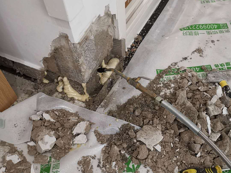 墻內(nèi)防水施工：先用鏟刀和笤帚及工具將基層表面的突起物、砂漿和疙瘩等鏟除并將塵土雜物清掃干凈，對(duì)陰陽角、管根、地漏等部位應(yīng)認(rèn)真清理，以保證后期良好的防水效果。防水層涂刷三遍，涂刷均勻，無透底露底。 第一遍：用堵漏材料對(duì)墻體陰角處，下水管道周圍進(jìn)行填壓式填充。 第二遍：橫向涂刷防水一遍，無露底，無起泡，符合涂刷尺寸要求，水電開槽槽體全部涂刷防水材料。 第三遍：干燥后垂直方向再涂刷一遍。 防水施工完成后24小時(shí)進(jìn)行閉水試驗(yàn)，地面放水高度以沒過墻根、管道跟部、地面凸起物涂刷的防水為依據(jù)。