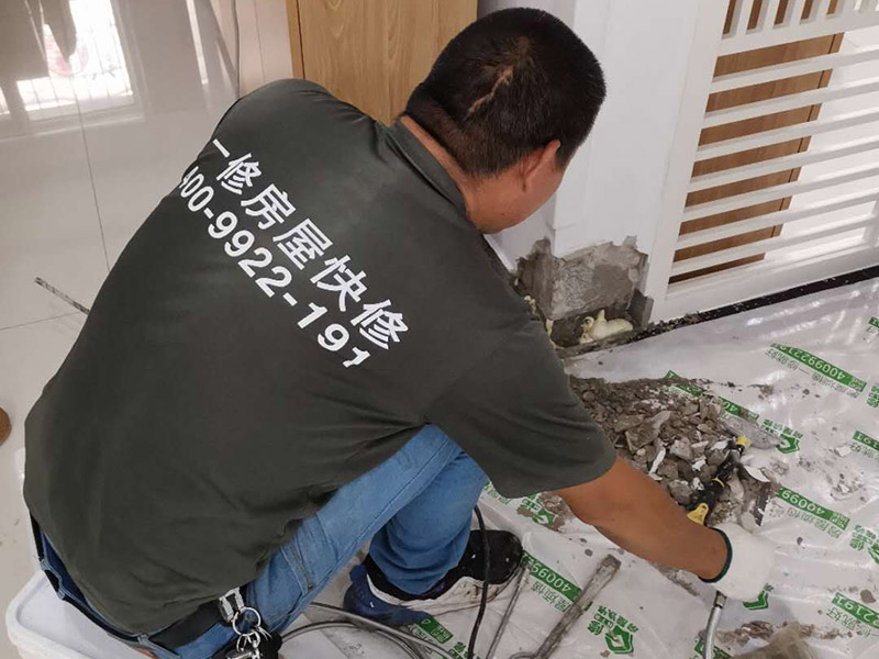 墻內(nèi)防水施工：先用鏟刀和笤帚及工具將基層表面的突起物、砂漿和疙瘩等鏟除并將塵土雜物清掃干凈，對(duì)陰陽角、管根、地漏等部位應(yīng)認(rèn)真清理，以保證后期良好的防水效果。防水層涂刷三遍，涂刷均勻，無透底露底。 第一遍：用堵漏材料對(duì)墻體陰角處，下水管道周圍進(jìn)行填壓式填充。 第二遍：橫向涂刷防水一遍，無露底，無起泡，符合涂刷尺寸要求，水電開槽槽體全部涂刷防水材料。 第三遍：干燥后垂直方向再涂刷一遍。 防水施工完成后24小時(shí)進(jìn)行閉水試驗(yàn)，地面放水高度以沒過墻根、管道跟部、地面凸起物涂刷的防水為依據(jù)。