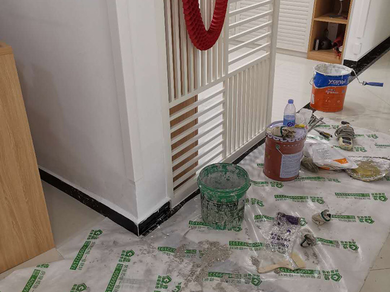 墻內(nèi)防水施工：先用鏟刀和笤帚及工具將基層表面的突起物、砂漿和疙瘩等鏟除并將塵土雜物清掃干凈，對(duì)陰陽角、管根、地漏等部位應(yīng)認(rèn)真清理，以保證后期良好的防水效果。防水層涂刷三遍，涂刷均勻，無透底露底。 第一遍：用堵漏材料對(duì)墻體陰角處，下水管道周圍進(jìn)行填壓式填充。 第二遍：橫向涂刷防水一遍，無露底，無起泡，符合涂刷尺寸要求，水電開槽槽體全部涂刷防水材料。 第三遍：干燥后垂直方向再涂刷一遍。 防水施工完成后24小時(shí)進(jìn)行閉水試驗(yàn)，地面放水高度以沒過墻根、管道跟部、地面凸起物涂刷的防水為依據(jù)。