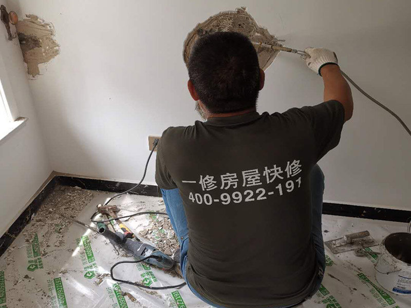 墻內(nèi)管道打壓維修:首先根據(jù)施工圖看水管走向，如果漏水的位置后面埋有水管，可以先把家里面的水閘關(guān)掉，放干龍頭里面的水，如果一段時候后發(fā)現(xiàn)墻面水跡不見了，證明是水管出現(xiàn)問題。 如果是請的專業(yè)的維修師傅，可以讓師傅用打壓機直接打壓檢測，若確定是墻內(nèi)水管漏水，就可以直接鑿開墻壁找水管漏點。 可以先截斷水源，然后將暗水管漏水點的墻面開鑿，找到漏水的部分，先用小鋼鋸把漏水的地方鋸掉，注意鋸口要平。用砂紙把新露出的端口輕輕打磨，然后用接口套住，將備換的新管對準接口口子，注意要對直。然后用熱熔器對新管道進行熱熔連接。 或者是將鋸掉的管道清理干凈，用專用膠水涂在端口上，稍微晾一會兒;趁此時在“竹節(jié)”接頭內(nèi)涂上膠水。把端口和“竹節(jié)”連接，然后反復(fù)轉(zhuǎn)動，直到牢固。同樣的方法去連接另一端。最后在接縫處再涂適量的膠水，確保不滲漏。