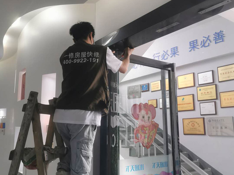 塑鋼門窗維修安裝中，經(jīng)常遇見鋁型材表面防護膜有殘留怎么辦