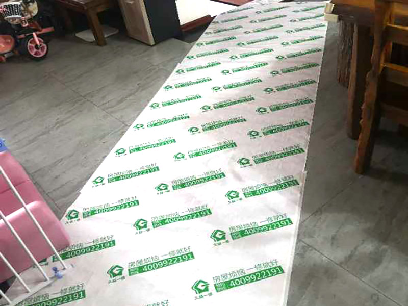 廚房推拉門維修：首先一只手垂直于地面抬起拉門的一端，一只手掠過拉門滑輪下部，托起滑輪。然后從軌道抬出拉門一端，放下。同理，移門另外一端跟前面兩步一樣抬出軌道放下。接著然后雙手握住拉門兩端，向上抬起。 力氣小的可以將拉門平方到鋪好硬紙板的地上。如果力氣大可以不用放倒，直接把拉門垂直于地面扶著拆卸。觀察拉門門框一端的毛條，有的是直接粘在門框上，有的是粘在門框上，然后插入螺絲孔。粘在門框的毛條只要把毛條拉開就行，這種情況的話就需要把毛條從孔里拉出來，然后再向上扯開一些。扯開毛條到第二個(gè)螺絲孔，最下端的螺絲孔就是拉門滑輪固定螺絲的螺絲孔，上面那個(gè)是固定鋁合金框的螺絲孔。