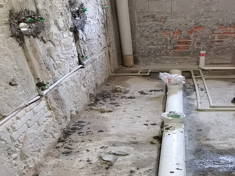 廁所水管布線安裝：1、衛(wèi)生間的冷熱水管要分開點距離不要太近。淋浴水管高度在1.8M--2.1M之間。 　　2、衛(wèi)生間水管的安裝，一般水管走頂不走地，各冷、熱水出水水口必須水平，一般左熱右涼，管路鋪設需橫平堅直，布局走向要安全合理。管卡位置及管道坡度等均應符合規(guī)范要求。各類閥門安裝應位置正確且平正，便于使用和維修。 　　3、冷、熱水管均為入墻做法，開槽時需檢查槽的深度，冷熱水管不能同槽。 　　4、安裝熱水器進出水口時，進水的閥門和進氣的閥門一定要考慮并應安裝在相應的位置。
