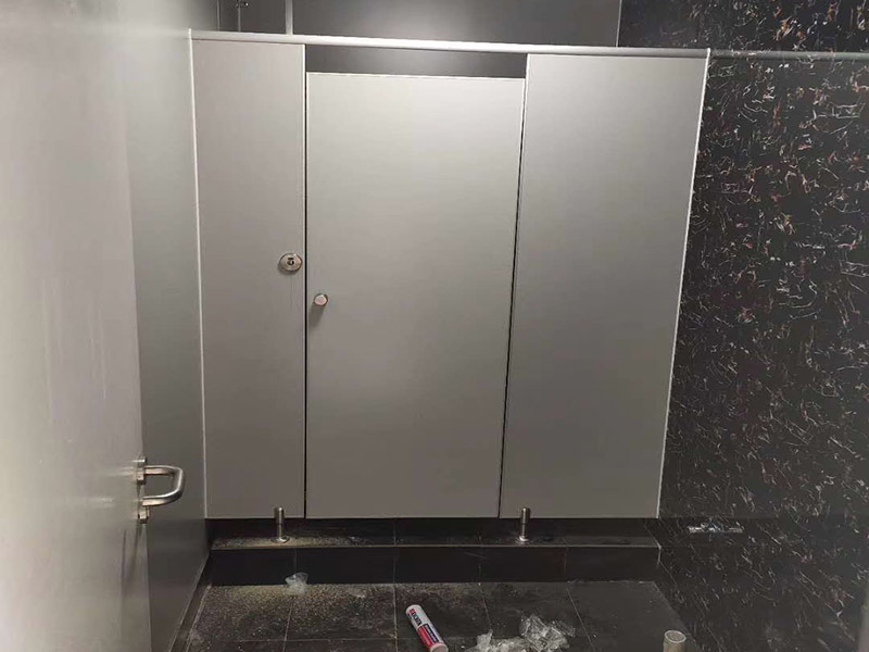 衛(wèi)生間隔斷安裝：在墻壁上找到合適的位置畫出固定片的中心線，看固定板上有幾個固定用的螺絲孔，然后在墻壁中心線上對應的打上幾個孔，把塑膠賽套放入孔內(nèi)，接下來就是用膨脹絲把固定板固定在墻上。固定板和底座的作用就是用來固定隔間板的，把隔間板放在調(diào)整底座上，然后調(diào)整底座高低使隔間板緊貼墻壁上的固定板，然后再微調(diào)底座高低使隔間板距地面有一定距離，大約15厘米就好，然后用水平尺確定水平，等一切都調(diào)整好后，用螺絲把隔間板固定在固定板和調(diào)整底座上。