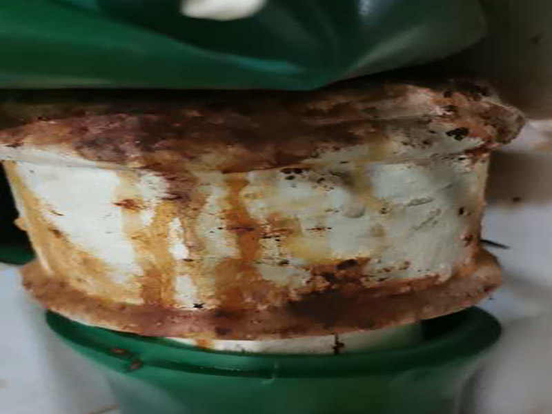 管道生銹漏水維修：1.如果是直徑2厘米的鐵水管漏水但是鐵水管上面沒有繡制，只是有部分的位置破dao壞了，首先我們先把水管的總閥關(guān)閉，然后更換該位置的鐵水管，然后切斷該位置的水管，接著我們用切絲用的器械切絲扣，最后接上鏈接頭就可以了。 2.如果直徑2厘米的鐵水管漏水是因為水管全部被銹蝕所致的。那么我們可以先把水管的總閥關(guān)閉，然后把該段水管全部換掉兩頭套上螺絲的扣擰上就可以了。 3.如果是直徑20厘米的鐵水管漏水了是因為鏈接頭出現(xiàn)了問題那么把連接頭部分換掉就可以。如果是因為管子自身出現(xiàn)了漏水，那么只有磨去原管子自身的繡制，然后采用焊接的方法修補就可以了。