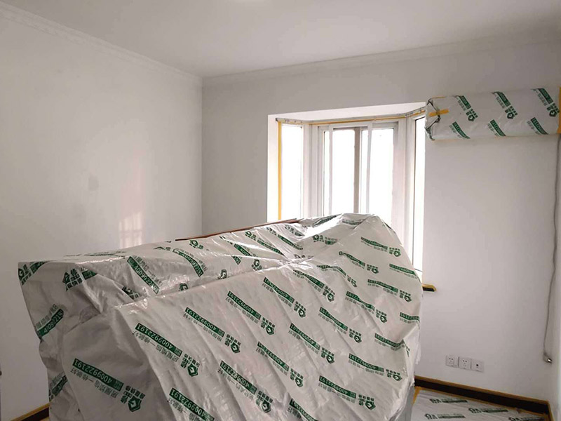 成品家具保護(hù)措施：各類裝修物料的進(jìn)場、建筑裝修垃圾的清理都必須經(jīng)過入戶門。在對物品進(jìn)行搬運(yùn)時(shí)，難免會與入戶門發(fā)生磕碰及摩擦。水電改造是基礎(chǔ)裝修，水電裝修的質(zhì)量好壞，直接決定著后期的施工和使用。因此，在進(jìn)行水電改造時(shí)，同樣需要做好成品保護(hù)工作。水電改造完成后，應(yīng)當(dāng)對各種管線進(jìn)行規(guī)范的固定，以防脫落;對裸露的線頭要進(jìn)行包裹，以防發(fā)生觸電的危險(xiǎn);做好地面裸線管的固定和保護(hù)，防止被踩壞。同時(shí)，在搬運(yùn)物料時(shí)，也不要破壞地面鋪設(shè)的管線。進(jìn)行裝修施工時(shí)，磁環(huán)邊鋪邊勾縫，在崗鋪設(shè)的瓷磚、地板上堆放雜物、走動踩踏，地板沒有使用成品保護(hù)膜覆蓋等都會影響瓷磚及地板的鋪貼效果，使瓷磚出現(xiàn)施工質(zhì)量問題。