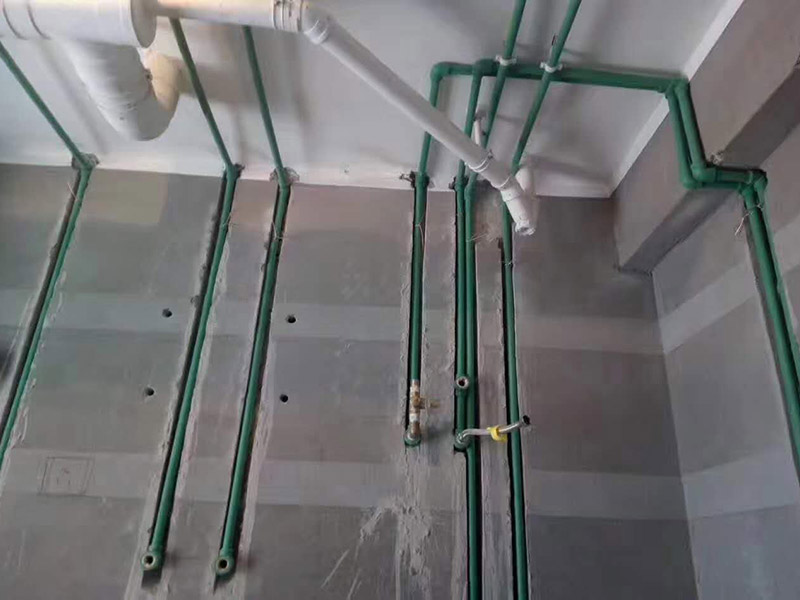 水電線路安裝方案：首先要根據(jù)裝設(shè)計(jì)圖紙對(duì)房屋進(jìn)行部分的改造,如對(duì)某些墻體的砸除,對(duì)某些部位的修改。管道開槽,管道開槽包括兩部分,一是水管管道開槽,二是電信線路開槽。特別要注意的是, 要將強(qiáng)電與弱電,開關(guān)、空調(diào)插座與電器插座分開走線,且注意開關(guān)插座底合安裝時(shí)必須水平垂直,這樣使后面的面板安裝會(huì)更平整。