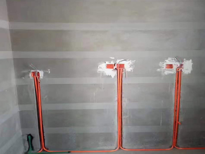 水電線路安裝方案：首先要根據(jù)裝設(shè)計(jì)圖紙對(duì)房屋進(jìn)行部分的改造,如對(duì)某些墻體的砸除,對(duì)某些部位的修改。管道開槽,管道開槽包括兩部分,一是水管管道開槽,二是電信線路開槽。特別要注意的是, 要將強(qiáng)電與弱電,開關(guān)、空調(diào)插座與電器插座分開走線,且注意開關(guān)插座底合安裝時(shí)必須水平垂直,這樣使后面的面板安裝會(huì)更平整。