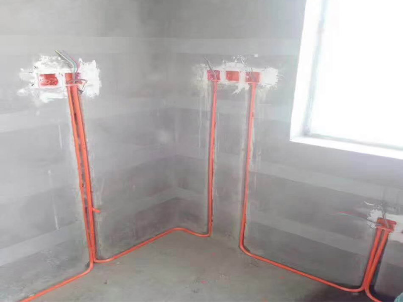 水電線路安裝方案：首先要根據(jù)裝設(shè)計(jì)圖紙對(duì)房屋進(jìn)行部分的改造,如對(duì)某些墻體的砸除,對(duì)某些部位的修改。管道開槽,管道開槽包括兩部分,一是水管管道開槽,二是電信線路開槽。特別要注意的是, 要將強(qiáng)電與弱電,開關(guān)、空調(diào)插座與電器插座分開走線,且注意開關(guān)插座底合安裝時(shí)必須水平垂直,這樣使后面的面板安裝會(huì)更平整。