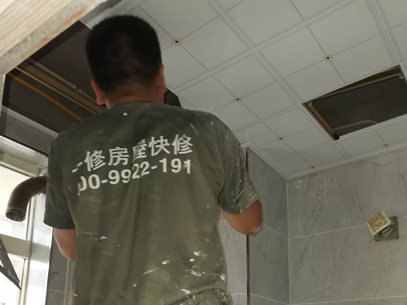 衛(wèi)生間吊頂安裝：吊頂安裝的第一個(gè)步驟就是邊角線安裝了。邊角線的安裝是為了確定吊頂?shù)陌惭b高度和安裝水平，也是為了接下來(lái)的龍骨安裝做鋪墊，方便后續(xù)的工作。在吊頂?shù)陌惭b中，有六根螺桿將會(huì)承擔(dān)起整個(gè)吊頂?shù)闹亓俊Ｔ诎惭b螺桿時(shí)，我們要注意安裝師傅是不是在不影響電器安裝的情況下打的孔。龍骨安裝可以說(shuō)是吊頂安裝中最為重要的一部分了。因?yàn)辇埞鞘钦麄€(gè)吊頂扣板的承重物，也是做造型的關(guān)鍵?？郯寰褪俏覀兲ь^，能看到的吊頂?shù)牟糠至?。扣板在龍骨安裝好、電器口預(yù)留好了之后就可以進(jìn)行安裝。安裝扣板時(shí)，安裝師傅會(huì)按照扣板四邊的膜上的箭頭方向來(lái)進(jìn)行安裝。一般來(lái)說(shuō)，第一排的扣板會(huì)用美工刀做一些切割，這樣才會(huì)既美觀又堆成。切割口也會(huì)對(duì)著墻面，不會(huì)露出來(lái)。