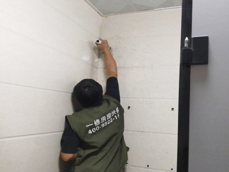 衛(wèi)生間臺盆安裝：拆掉原來損壞的下水器，并用刀對面盆下水口進行清理，確保干凈無雜物。這樣會確保安裝以后不漏水。將下水器拆分，先安裝中間部分，將密封圈下部取下，水管對準溢水口，輕輕放入并旋轉(zhuǎn)使密封圈和溢水口緊密貼合。將下部密封圈安裝在下水管和面盆接觸的位置，逆時針擰動螺絲使下部密封圈和面盆緊密貼合，一般質(zhì)量好的密封圈手動安裝就可以保證密封效果，如果手動不能擰緊可借助扳手。將下水管道上口對準下水器下口，接好下水管道。如果采用的防臭型，要注意下水管和地漏連接部位緊密結合。