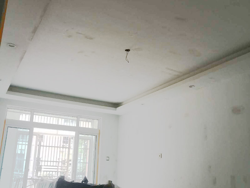墻壁翻新裝修：首先在做翻新的時(shí)候一定要把之前的墻面給處理干凈，粉化嚴(yán)重的一定要鏟除干凈。由于之前的墻面有刷過(guò)油漆和乳膠漆，所在做完鏟除后一定要做打磨處理，將原來(lái)墻體上的結(jié)實(shí)的表皮及浮沉全部清理掉，如果說(shuō)墻體出現(xiàn)小部分的凹陷以及裂縫的話可以用膩?zhàn)由晕⑻钛a(bǔ)一下。清理干凈的墻面一定要刷一道底漆，墻面底漆的主要作用就是抗堿防潮、封固基材、保護(hù)面漆、提高面漆的質(zhì)量以及遮蓋力。上面漆之前要裝油漆按照漆桶的說(shuō)明配比及涂刷，要準(zhǔn)備足夠的量，保證顏色的相同，不要因?yàn)榱可偃绷亢髞?lái)進(jìn)行后補(bǔ)，這樣很容易發(fā)生色差的問(wèn)題。刷面漆時(shí)要選擇質(zhì)量好的刷漆滾筒，這樣刷出來(lái)的質(zhì)地才會(huì)更加的均勻好看。