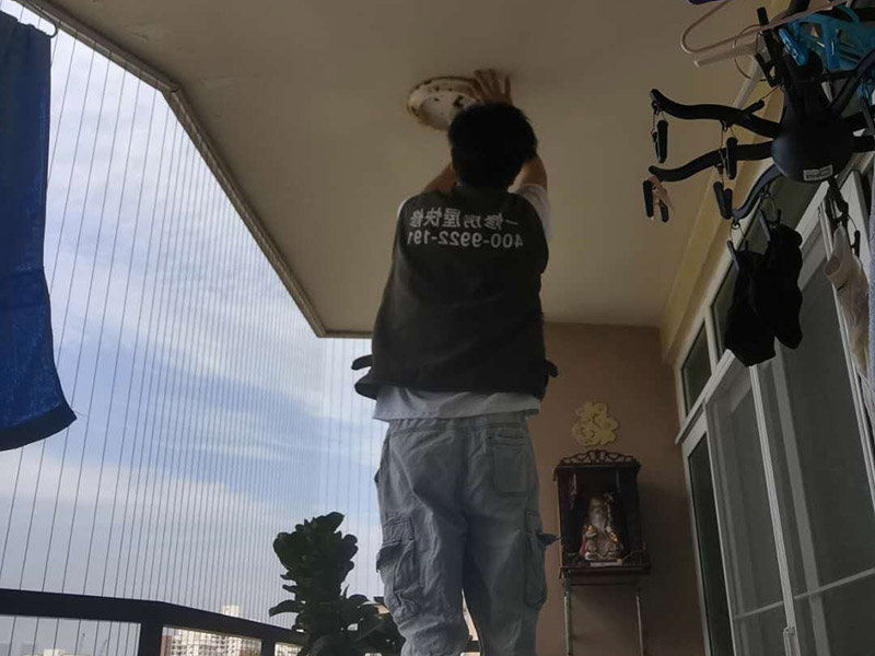 燈具安裝維修：打孔前確定安裝燈具的地方是橡膠板還是樓板，如果是帶孔的樓板，那么在打孔前注意選點(diǎn)，不要把孔打在樓板空的部位，否則安裝的燈具會不牢固；如果是橡膠板，只需量好尺寸即可。 燈要裝在正中央。如果是在客廳裝燈，可以通過借助電視機(jī)的中心點(diǎn)來確定燈具的安裝位置。 安裝燈具前必須依照安裝圖清點(diǎn)各種配件。配件缺失或是不吻合就無法安裝。 安裝時(shí)先確認(rèn)墻內(nèi)預(yù)埋的電線線路走向，不能在安裝時(shí)打到電線。一旦碰到線路，不僅無法順利安裝，還要對線路進(jìn)行維修。 安裝前檢查線路是否正常。