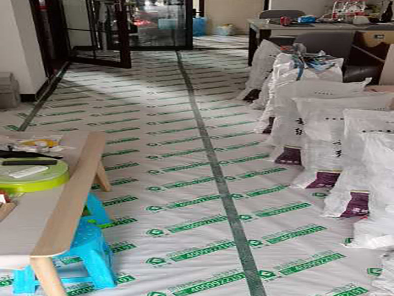 地面成品保護：滿鋪成品瓦楞紙板，再用干凈彩條布滿鋪在普通石膏板上，在彩條布交接處及轉角處用膠帶固定，也可選用木芯板或三夾板。材料選用視上人、車情況而定。 所有成品飾面板在安裝好后必須用PE保護膜覆蓋包起來，所有成品飾面板的陽角位必須用硬質(zhì)紙護角或泡沫棉進行保護性包裝，防止交被其他施工人員碰撞。 1、入戶門扇用公司統(tǒng)一的門貼進行全面包裹保護，用透明膠帶將保護膜粘貼牢固平整。 2、用標準保護膜將門框三面保護完整并固定牢固。 3、工程完工后拆除保護膜時如果有粘貼時的膠痕，應用酒精或?qū)Ｓ玫那逦蹌┣宄z。