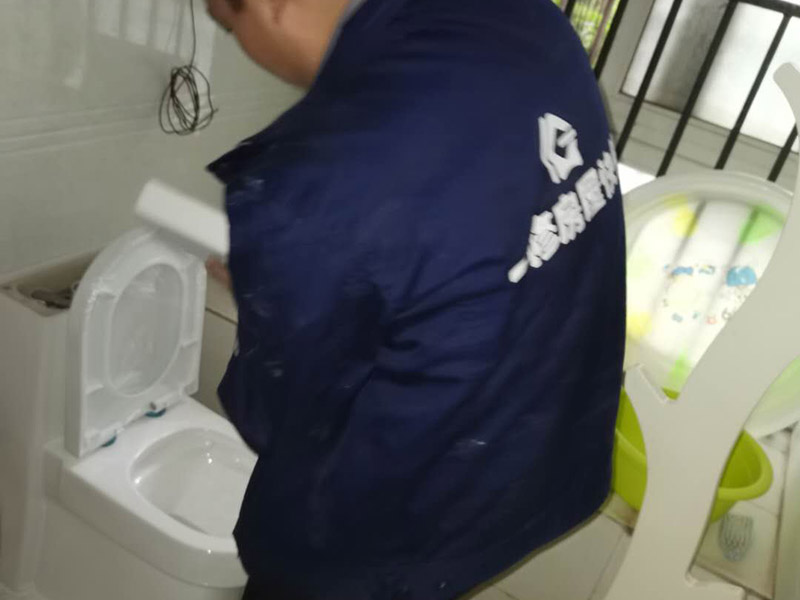 衛(wèi)生間馬桶安裝：必須查看一下排污管道內(nèi)是不是有泥沙、廢紙等雜物的堵塞，同時也要檢查清楚馬桶所安裝的位置地面前后左右是否水平，不平需要找平。確認(rèn)好排污管的中心，方法很簡單，就是把馬桶翻轉(zhuǎn)過來，然后在馬桶的排污口中心處劃出十字中心線，注意下十字中心線則要延伸到馬桶底部以及四周的腳邊。先把馬桶與地面排污口的十字線對準(zhǔn)，確保水平安裝馬桶的同時再用力壓緊密封圈，下一步就是安裝地腳的螺絲與裝飾帽固定馬桶。固定馬桶后，需要在排污口安裝專用的密封圈，或者在四周涂上一圈玻璃膠（油灰）或是水泥砂漿，建議水泥與砂的比例則為1:3。