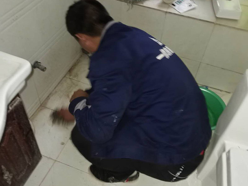 衛(wèi)生間馬桶安裝：必須查看一下排污管道內(nèi)是不是有泥沙、廢紙等雜物的堵塞，同時也要檢查清楚馬桶所安裝的位置地面前后左右是否水平，不平需要找平。確認(rèn)好排污管的中心，方法很簡單，就是把馬桶翻轉(zhuǎn)過來，然后在馬桶的排污口中心處劃出十字中心線，注意下十字中心線則要延伸到馬桶底部以及四周的腳邊。先把馬桶與地面排污口的十字線對準(zhǔn)，確保水平安裝馬桶的同時再用力壓緊密封圈，下一步就是安裝地腳的螺絲與裝飾帽固定馬桶。固定馬桶后，需要在排污口安裝專用的密封圈，或者在四周涂上一圈玻璃膠（油灰）或是水泥砂漿，建議水泥與砂的比例則為1:3。