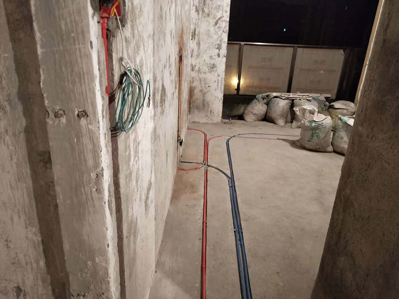 電路布線安裝：首先要根據(jù) 你對電的用途進(jìn)行電路定位，定位完成后，電工根據(jù)定位和電路走向，開布線槽，線路槽很有講究，要橫平豎直，不過，規(guī)范的做法，不允許開橫槽，因?yàn)闀?huì)影響墻的承受力。布線一般采用線管暗埋的方式。線管有冷彎管和PVC管兩種，冷彎管可以彎曲而不斷裂，是布線的最好選擇，因?yàn)樗霓D(zhuǎn)角是有弧度的，線可以隨時(shí)更換，而不用開墻。