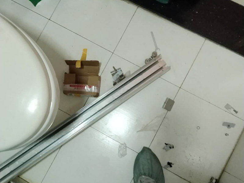 浴室玻璃隔斷拆除：拆除分兩部分，一部分是玻璃隔斷墻，一部分是隔斷玻璃門，一般是先拆玻璃門，拆完后需要主要用包裝保護(hù)，以免運(yùn)輸碰傷，而玻璃墻的拆除可以按照玻璃隔斷安裝的順序倒著來。