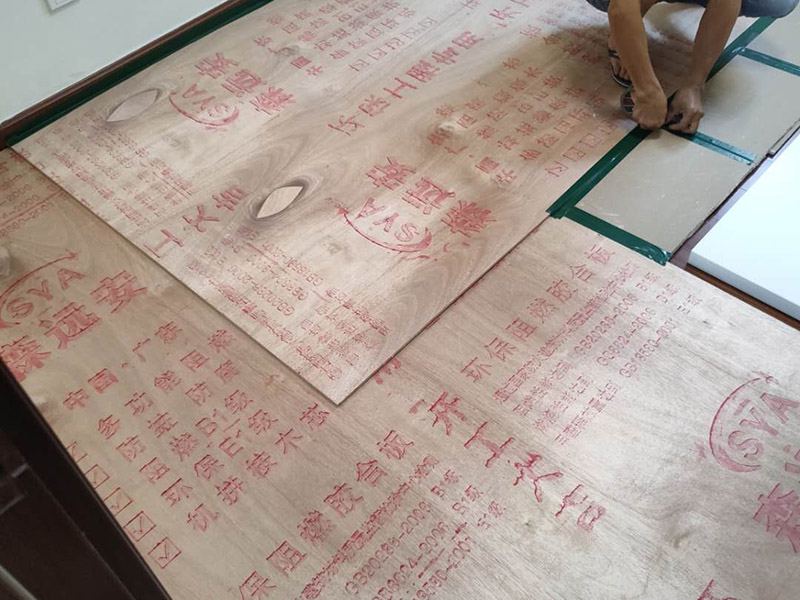 地板保護(hù)施工: 在進(jìn)行家居裝修的過程中，首先完成的就是地面的鋪設(shè)。因此，我們在進(jìn)行其余施工時(shí)一定要注意對剛鋪好的地板進(jìn)行保護(hù)。而在裝修時(shí)灰塵是一定避免不了的，為了防止嶄新的地板被沾染灰塵以及施工團(tuán)隊(duì)人員等的腳印，最好先在地板上鋪一層防塵布等作為保護(hù)膜。除此之外，還是要在一天裝修結(jié)束后的時(shí)間里對防塵布等進(jìn)行灰塵的清除和家居保養(yǎng)工作，特別是灰塵堆積過厚的地方，以免將來裝修結(jié)束后因?yàn)榛覊m過多清理時(shí)意外污染地板。