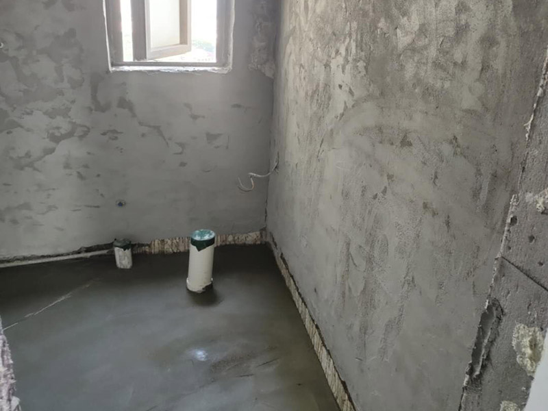 衛(wèi)生間地面找平施工：若地面基層尚可的情況下，可考慮選擇石膏地面找平法。因?yàn)榈孛嬲w還算平整，只有局部不平，使用這種方法可不增高地面，對(duì)層高不會(huì)有任何影響。而且施工簡(jiǎn)單、快速，容易干燥。不過(guò)，不適合大面積地面找平。開(kāi)始地面找平的第一步，對(duì)地面基層進(jìn)行打磨處理，然后涂刷一遍界面劑，干燥后繼續(xù)涂刷第二遍;接著調(diào)配自流平水泥，使用工具來(lái)推，并借助滾筒工具來(lái)壓均勻，最后要保護(hù)地面等待完全干燥。