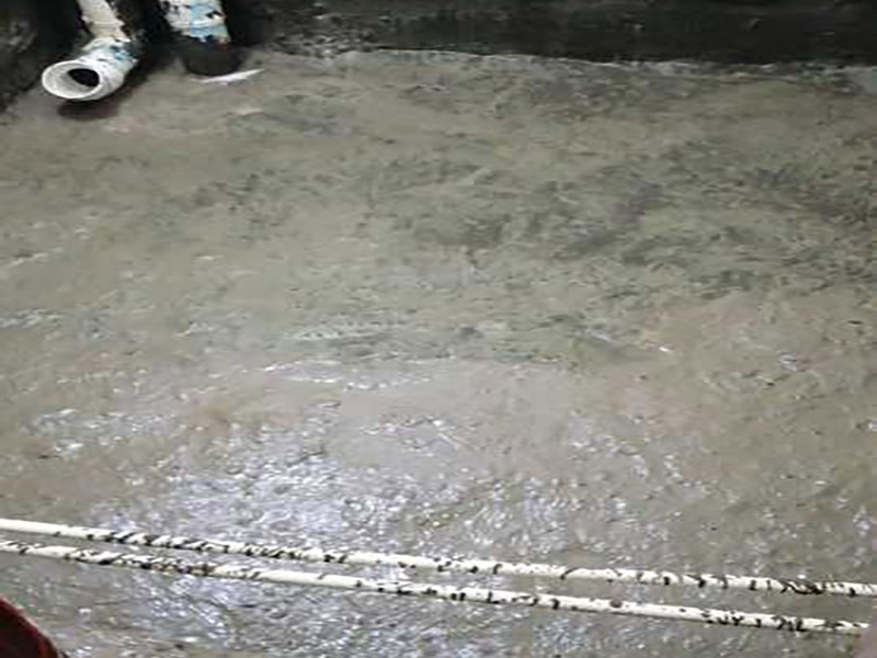 廁所防水重裝施工：使用毛刷、刮刀或鏟子等工具，將需重新做防水位置的基層清理干凈，原防水層凸起的顆粒和地上的浮灰垃圾都要清理干凈。做好基層準(zhǔn)備工作后，先使用閃凝漿料將防水層封堵開(kāi)槽管道縫，進(jìn)行填實(shí)抹平。對(duì)墻角、陰陽(yáng)角、管根、地漏等容易漏水的防水薄弱部位先進(jìn)行仔細(xì)均勻涂刷，使用滾刷進(jìn)行第一遍大面積涂刷防水涂料。