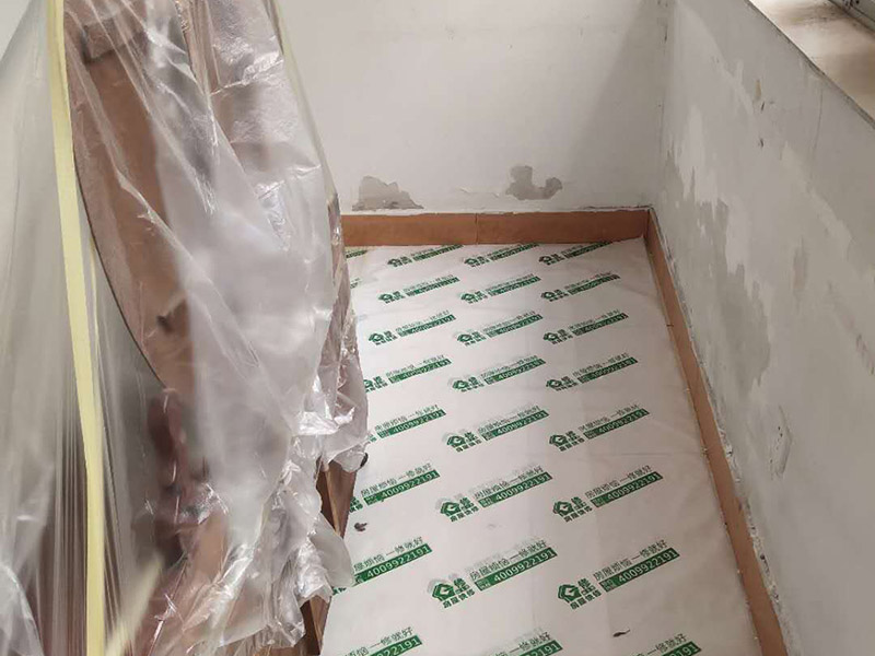 地板家具成品保護(hù)：各類(lèi)裝修物料的進(jìn)場(chǎng)、建筑裝修垃圾的清理都必須經(jīng)過(guò)入戶(hù)門(mén)。在對(duì)物品進(jìn)行搬運(yùn)時(shí)，難免會(huì)與入戶(hù)門(mén)發(fā)生磕碰及摩擦。水電改造是基礎(chǔ)裝修，水電裝修的質(zhì)量好壞，直接決定著后期的施工和使用。因此，在進(jìn)行水電改造時(shí)，同樣需要做好成品保護(hù)工作。水電改造完成后，應(yīng)當(dāng)對(duì)各種管線進(jìn)行規(guī)范的固定，以防脫落;對(duì)裸露的線頭要進(jìn)行包裹，以防發(fā)生觸電的危險(xiǎn);做好地面裸線管的固定和保護(hù)，防止被踩壞。同時(shí)，在搬運(yùn)物料時(shí)，也不要破壞地面鋪設(shè)的管線。進(jìn)行裝修施工時(shí)，磁環(huán)邊鋪邊勾縫，在崗鋪設(shè)的瓷磚、地板上堆放雜物、走動(dòng)踩踏，地板沒(méi)有使用成品保護(hù)膜覆蓋等都會(huì)影響瓷磚及地板的鋪貼效果，使瓷磚出現(xiàn)施工質(zhì)量問(wèn)題。