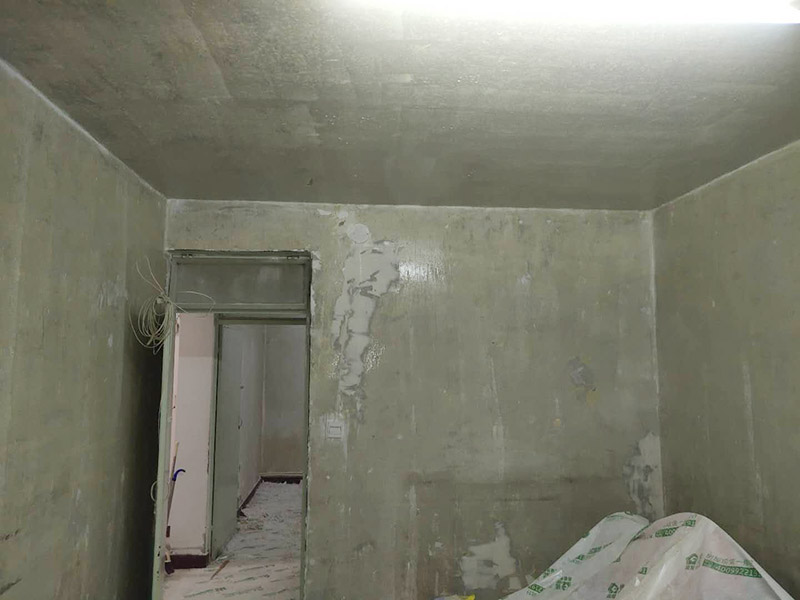全屋墻面鏟除翻新：首先用水將墻面浸濕，這樣在鏟除墻面時(shí)比較省力，墻面必須要鏟到露出水泥砂漿面。然后是涂刷界面劑，一定要全部都刷到而且要均勻。墻面的裂縫通常都是用牛皮紙帶及白乳膠來貼住，但不能保證它能百分百不再開裂。 如果墻面凹凸不平，那么就需要用石膏來找平，誤差最好不要超過0.5公分。非承重墻一般都是需要貼布的，所以最好選擇質(zhì)地好的墻布和白乳膠，有條件的話可以使用網(wǎng)格布，對(duì)于防裂效果會(huì)更好。 墻面在刷底漆時(shí)，一定要把每個(gè)地方都刷到并且要均勻。刷底漆要使用質(zhì)地好滾筒，以免影響到底漆涂刷的效果。在膩?zhàn)哟蚰ブ?，墻面都?huì)留下一些比較難看的坑眼，特別是在刷漆后非常明顯，所以需要找補(bǔ)。在找補(bǔ)時(shí)一定要打磨平整，為了避免出現(xiàn)色差坑眼在底漆里多加一點(diǎn)水再涂刷。