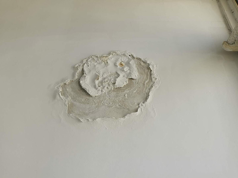 墻面空鼓起皮維修：起因可能是：1、抹灰前基層清理不干凈，不同材料的bai墻面連接未按照規(guī)范規(guī)定設(shè)置鋼絲網(wǎng);墻面澆水不透;外墻 粉刷墻面沒有分格或分格過大。 2、原材料質(zhì)量不符合要求(沙粒過細，含泥量大，水泥安定性不合要求);砂漿未攪拌均勻。 3、幾層凹凸偏差較大，一次抹灰過厚，沒有分層抹灰或各抹灰時間間隔太近;抹灰總厚度大于35mm時未采取加強措施。 4、各層抹灰層配合比相差過大，強度等級較高的水泥砂漿粉刷在強度等級較低的面層或?qū)嵒萆皾{面層上。 5、氣溫過高時，砂漿失水過快;抹灰后未適當(dāng)澆水養(yǎng)護。