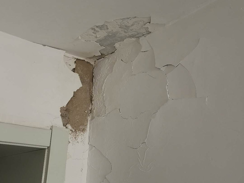 墻面空鼓起皮維修：起因可能是：1、抹灰前基層清理不干凈，不同材料的bai墻面連接未按照規(guī)范規(guī)定設(shè)置鋼絲網(wǎng);墻面澆水不透;外墻 粉刷墻面沒有分格或分格過大。 2、原材料質(zhì)量不符合要求(沙粒過細，含泥量大，水泥安定性不合要求);砂漿未攪拌均勻。 3、幾層凹凸偏差較大，一次抹灰過厚，沒有分層抹灰或各抹灰時間間隔太近;抹灰總厚度大于35mm時未采取加強措施。 4、各層抹灰層配合比相差過大，強度等級較高的水泥砂漿粉刷在強度等級較低的面層或?qū)嵒萆皾{面層上。 5、氣溫過高時，砂漿失水過快;抹灰后未適當(dāng)澆水養(yǎng)護。