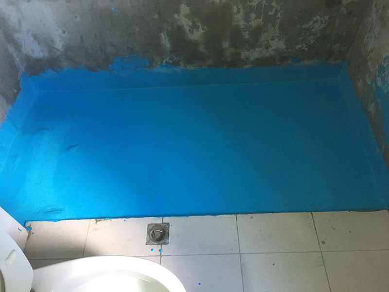 浴缸拆除防水案例：1.衛(wèi)生間地面先做找平。如果要更換衛(wèi)生間的地磚，在將原有地磚鑿去之后，一定要先用水泥砂漿將地面找平，然后再做防水處理。這樣可避免防水涂料因薄厚不均而造成滲漏。 2、接縫處要涂刷到位。衛(wèi)生間墻地面之間的接縫以及上下水管道與地面的接縫處，是最容易出現(xiàn)問題的地方。在施工中，一定要督促工人處理好這些邊角地方，將防水涂料涂抹“到位”。 3、墻面處理也很重要。在一般的衛(wèi)生間防水處理中，墻面上也要做大約30厘米高的防水涂料，以防積水滲透墻面。但如果是衛(wèi)生間的墻面是非承重的輕體墻，就要將整個墻面滿涂防水涂料。 4、防水實驗一定要做。在衛(wèi)生間施工完畢后，將衛(wèi)生間的所有下水堵住，并在門口砌一道25厘米高的“坎”，然后在衛(wèi)生間中灌入20厘米高的水。在24小時后，再檢查四周墻面和地面有無滲漏現(xiàn)象。這種24小時的防水實驗。