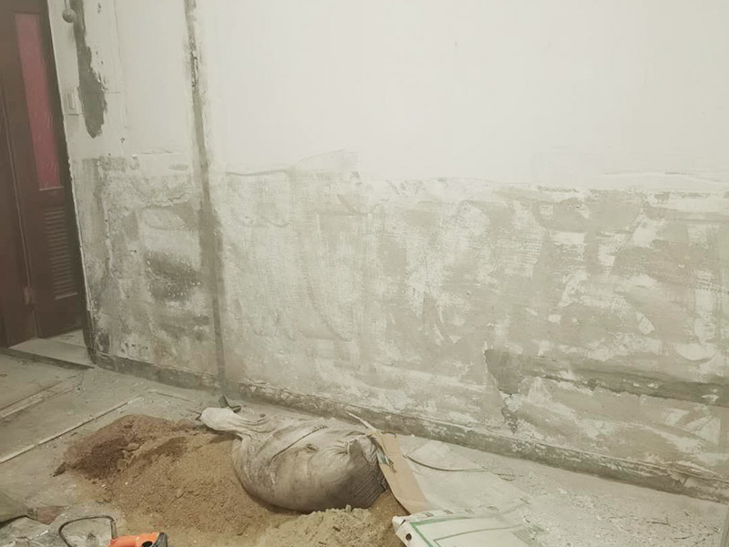 墻面刮膩?zhàn)蛹氨Ｗo(hù):鋪地面保護(hù)膜是從門口開(kāi)始平整鋪設(shè)，當(dāng)鋪裝到與潮濕界面連接處時(shí)，如衛(wèi)生間、廚房、陰面陽(yáng)臺(tái)等處，應(yīng)將防潮膜向上翻，用防潮膜包住地板的邊部，防止潮氣進(jìn)入，減少和避免該區(qū)域地板的變色和變形。 基層做好處理后，墻面還是會(huì)有一些凹陷的地方，這個(gè)時(shí)候就可以用石膏膩?zhàn)觼?lái)補(bǔ)平。將石膏膩?zhàn)訅簩?shí)凹陷處，橫抹豎起的地方再重新刮一遍，這樣來(lái)確保墻面的平整。