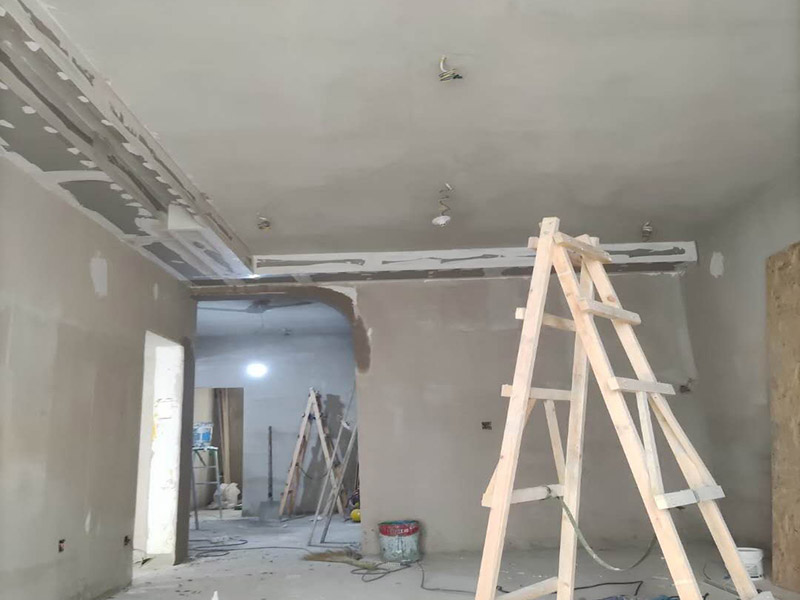 客廳吊頂造型施工：在客廳四周做吊頂，中間不做吊頂。這種吊頂可用木材夾板成型，設(shè)計(jì)成各種形狀，在配以射燈或筒燈，在不吊頂?shù)闹虚g不分配上新穎的吸頂燈。這樣會(huì)在視覺上增加視覺的層高，教適合于大空間的客廳。將客廳四周的吊頂做厚，而中間部分作薄，從而形成兩個(gè)明顯的層次。 確定吊頂區(qū)域,在相鄰墻面彈出水平線，畫龍骨固定線，頂面打空,栽內(nèi)漲絲,旋緊鍍鋅吊掛傳絲，架設(shè)輕鋼龍骨，用防銹自功釘固定石膏板并留出筒燈安裝點(diǎn)位，在石膏板銜接處預(yù)留8-10mm空隙,充填石膏外貼牛皮紙，用防銹漆將所有釘眼涂。