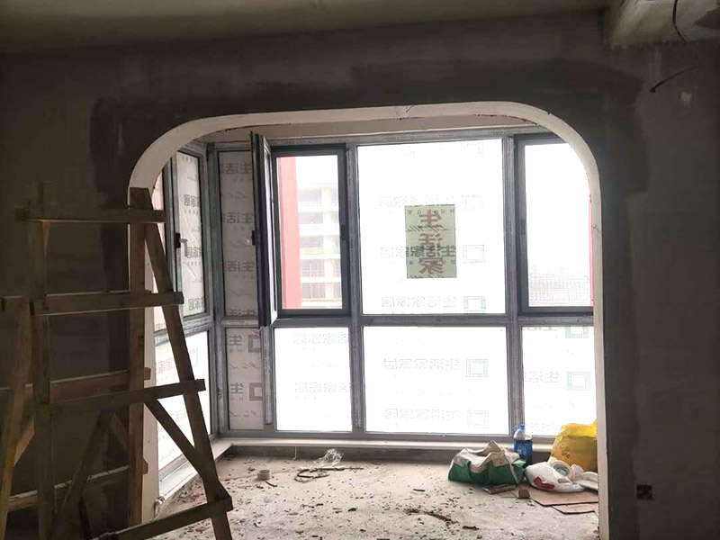 客廳吊頂造型施工：在客廳四周做吊頂，中間不做吊頂。這種吊頂可用木材夾板成型，設(shè)計(jì)成各種形狀，在配以射燈或筒燈，在不吊頂?shù)闹虚g不分配上新穎的吸頂燈。這樣會(huì)在視覺上增加視覺的層高，教適合于大空間的客廳。將客廳四周的吊頂做厚，而中間部分作薄，從而形成兩個(gè)明顯的層次。 確定吊頂區(qū)域,在相鄰墻面彈出水平線，畫龍骨固定線，頂面打空,栽內(nèi)漲絲,旋緊鍍鋅吊掛傳絲，架設(shè)輕鋼龍骨，用防銹自功釘固定石膏板并留出筒燈安裝點(diǎn)位，在石膏板銜接處預(yù)留8-10mm空隙,充填石膏外貼牛皮紙，用防銹漆將所有釘眼涂。