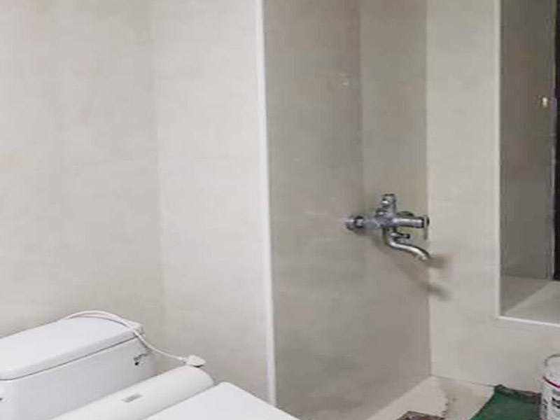 浴室瓷磚鋪貼裝修：在鋪貼瓷磚前，要先把還沒涂抹水泥的地磚鋪在地上，并敲平，然后在地磚上涂滿水泥，鋪在地面，鋪地磚的過程中要對齊四塊磚的對角位置。  另外，在鋪貼瓷磚時也要講究鋪貼順序，在鋪地磚時應(yīng)從內(nèi)向外貼，有坡度或地漏的地方，要注意排水方向找坡，而墻面磚應(yīng)從下往上貼，底層的瓷磚要最后貼，這樣鋪貼出來才美觀，鋪完地磚后還要壓地磚。 瓷磚鋪貼像是用膠水把兩個東西粘貼在一起，如果物體表面有臟東西的話，粘貼就不會很牢固，因此在鋪貼瓷磚前我們要先清理浴室的墻面和地面。如果墻面本身有裂痕，也要先進(jìn)行處理再鋪貼瓷磚；而地面有不平或不直的地方也要先進(jìn)行找平處理，這樣貼出來的瓷磚才比較完美。