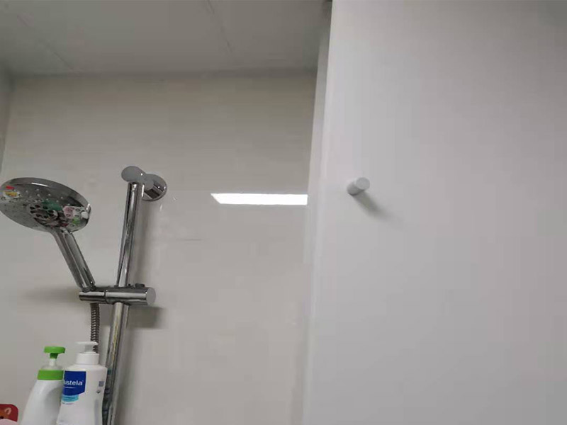 浴室柜打孔安裝：掛墻式浴室柜主柜安裝方法，但是按柜子掛鐵片的孔位、孔距，量出孔在墻面上的位置。用沖擊鉆在墻面上打孔，再用已有的爆炸螺絲把柜子安裝在墻上。還有用水平尺測量柜子是否安裝水平，再把臺面盆放在柜子上面。浴室柜一般距離地面的高度是80cm-85cm，根據使用人的身高和習慣可以略做調節(jié)。 落地式浴室柜安裝方法，還有把金屬腳裝在柜體上，然后把柜子放在預設位置，調整金屬腳使柜子平穩(wěn)，再把臺面盆放上柜子上面。 浴室鏡安裝方法，但是按鏡子后面的掛鏡片的孔位、孔距，量出孔在墻面上的位置。用沖擊鉆在墻面上打孔