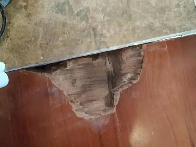 地板局部修補翻新：如果地板表面劃痕不嚴(yán)重，建議用地板精油處理一下，地板精油可以對地板進行保護，讓輕微劃傷的地方不會加深變色；修復(fù)后出現(xiàn)氣泡，可用幼砂紙輕輕磨去，最好在天氣干燥時進行，會事半功倍。如果地板表面的漆膜沒有壞，只是一點劃傷印痕，可以在地板清潔后，用拋光蠟直接拋光。拋光蠟可以保護地板的光澤，讓地板表面變得光滑，避免對劃傷的地方進行更深的傷害。如果地板劃痕的地方比較嚴(yán)重，地板漆膜破損或露白，可用水砂紙蘸肥皂水打磨、并擦干凈，待干后進行局部補色，色干后再刷涂一道漆，干燥24小時后，用水砂紙磨光，然后擦地板蠟進行拋光。如果地板的劃傷比較嚴(yán)重大面積，那么建議請專人的維修人員進行實木地板的翻新、或者更換。